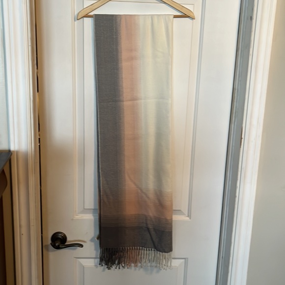 Calvin Klein scarf - Picture 3 of 3